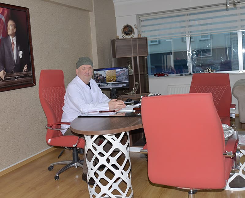 Dr. Vecdi Bekar muayenehanesinde
